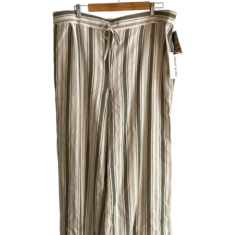 Alex & Jordan Livin in Linen Pants - Picture 2 of 3